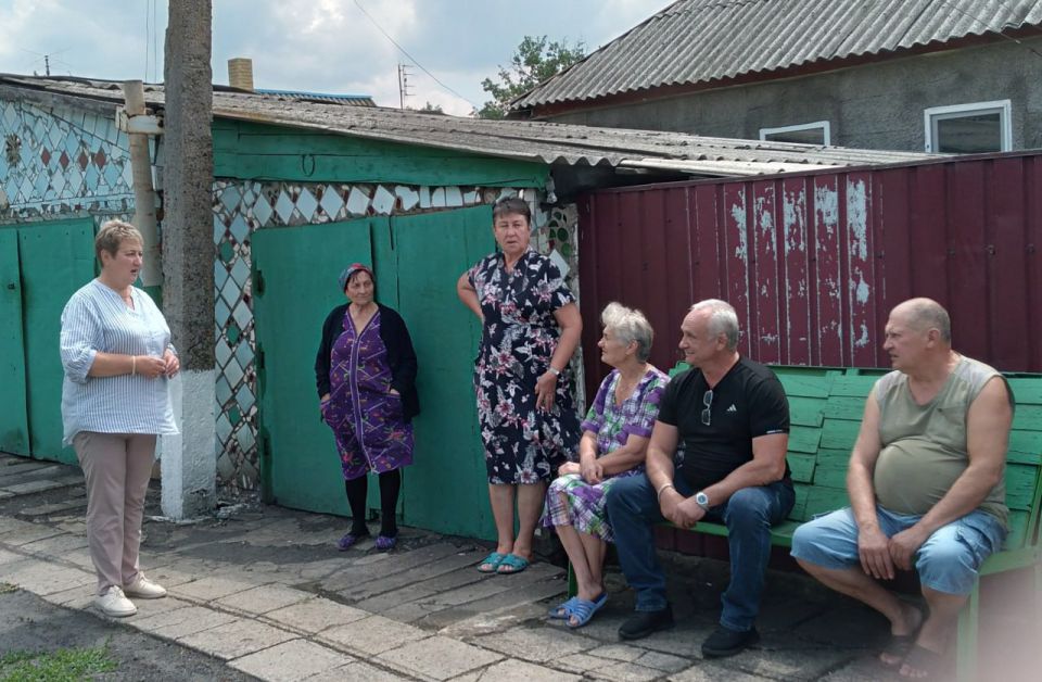 25 июня 2025, заведующий Рассыпнянским территориальным сектором Александра Кендысь провела встречу с населением по ул.Омская