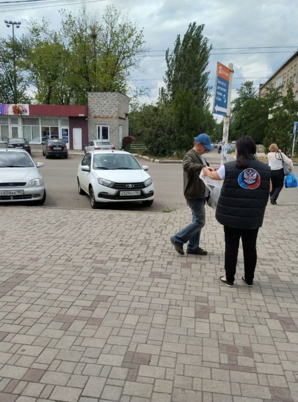 Сегодня, 25 июня по инициативе Общественного Движения «Донецкая Республика» в Червоногвардейском районе города Макеевки проходит раздача официального печатного издания Общественного Движения «Донецкая Республика» Сегодня, 25 июня по инициативе Общественного Движения «Донецкая Республика» в Червоногвардейском районе города Макеевки проходит раздача официального печатного издания Общественного Движения «Донецкая Республика»
