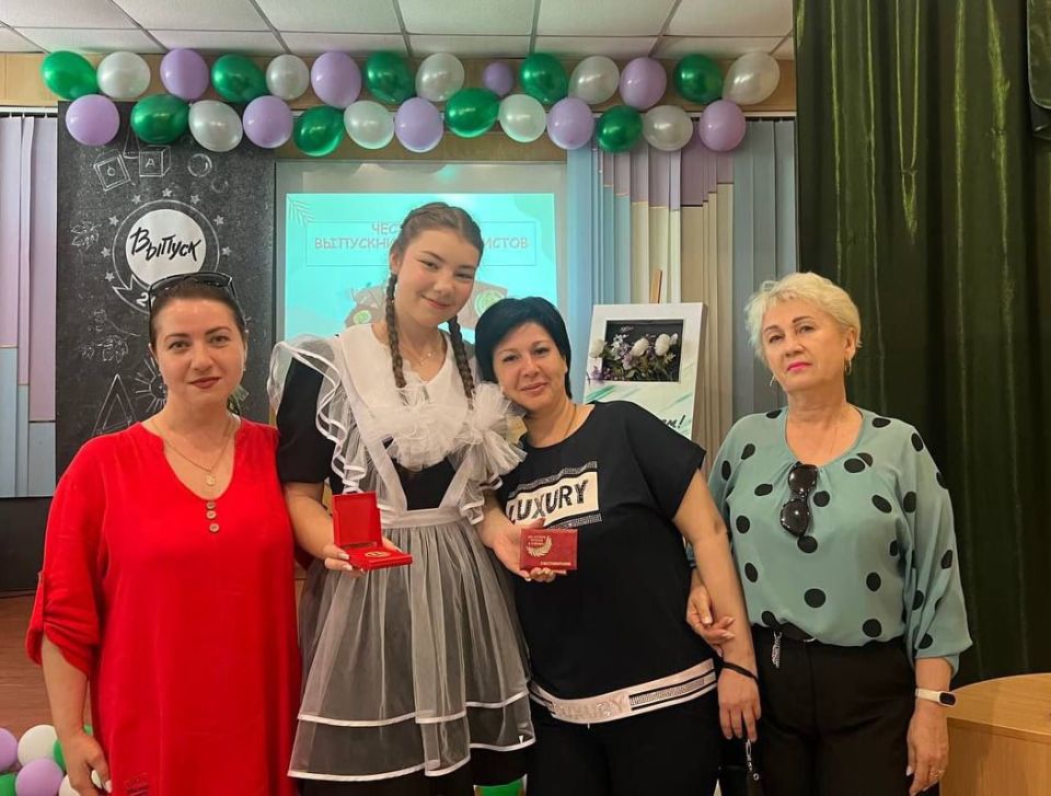 В школах Ждановки вручили медали выпускникам В школах Ждановки вручили медали выпускникам