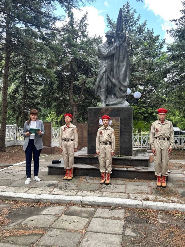ПОСТ №1. Юнармейцы ВПТК "Тимуровцы" м.о. г.Комсомольское приняли участие в митинге пришкольного лагеря "Орлёнок" в акции "Пост №1" ко Дню памяти и скорби начала Великой Отечественной войны ПОСТ №1. Юнармейцы ВПТК "Тимуровцы" м.о. г.Комсомольское приняли участие в митинге пришкольного лагеря "Орлёнок" в акции "Пост №1" ко Дню памяти и скорби начала Великой Отечественной войны