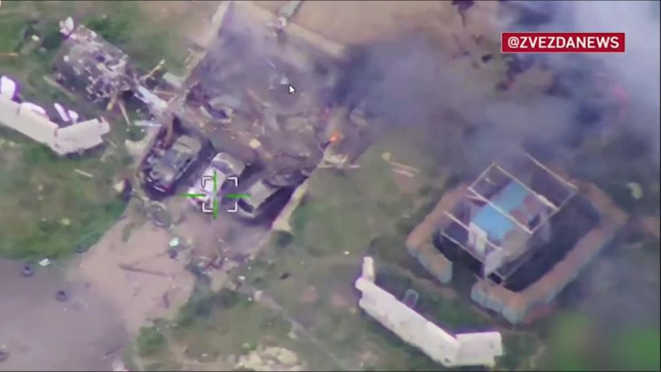 А вот и удар "Герани-2" с оптической системой наведения по укрытию с техникой ВСУ в аэропорту Краматорска А вот и удар "Герани-2" с оптической системой наведения по укрытию с техникой ВСУ в аэропорту Краматорска