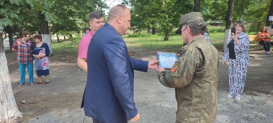 Пусть звучит детский смех. Сегодня, 24 июня, в рамках партийного проекта «Городская среда» Председатель Торезского городского совета Александр Казмерчук совместно с врип Главы городского округа Торез Артемом Чесноковым... Пусть звучит детский смех. Сегодня, 24 июня, в рамках партийного проекта «Городская среда» Председатель Торезского городского совета Александр Казмерчук совместно с врип Главы городского округа Торез Артемом Чесноковым...