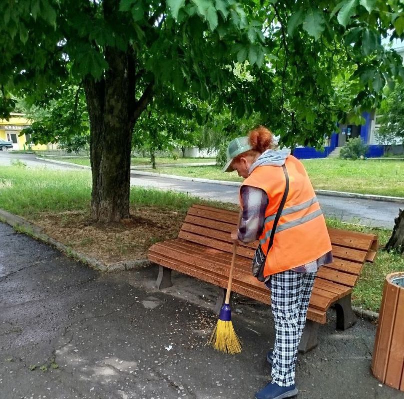 Коммунальщики Снежного продолжают благоустраивать территории общего пользования Коммунальщики Снежного продолжают благоустраивать территории общего пользования