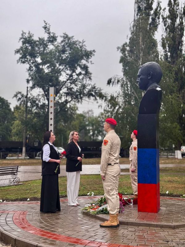 Александр Шатов: В Шахтерске состоялось памятное мероприятие с возложением цветов, посвященное Дню Рождения первого Главы Донецкой Народной Республики Александр Шатов: В Шахтерске состоялось памятное мероприятие с возложением цветов, посвященное Дню Рождения первого Главы Донецкой Народной Республики