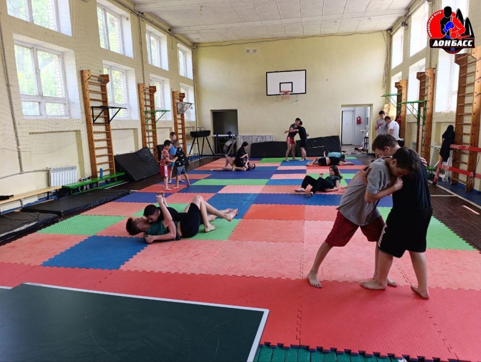 Состоялась тренировка спортсменов из бойцовского клуба «Донбасс» Состоялась тренировка спортсменов из бойцовского клуба «Донбасс»