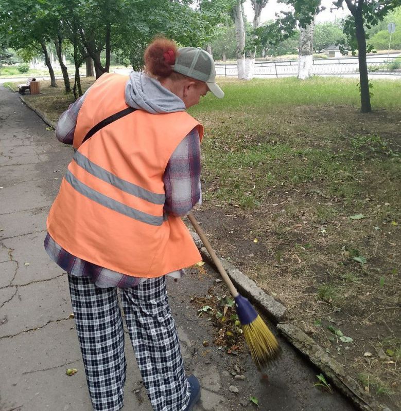 Коммунальщики Снежного продолжают благоустраивать территории общего пользования Коммунальщики Снежного продолжают благоустраивать территории общего пользования