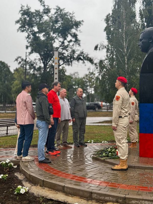 Александр Шатов: В Шахтерске состоялось памятное мероприятие с возложением цветов, посвященное Дню Рождения первого Главы Донецкой Народной Республики Александр Шатов: В Шахтерске состоялось памятное мероприятие с возложением цветов, посвященное Дню Рождения первого Главы Донецкой Народной Республики