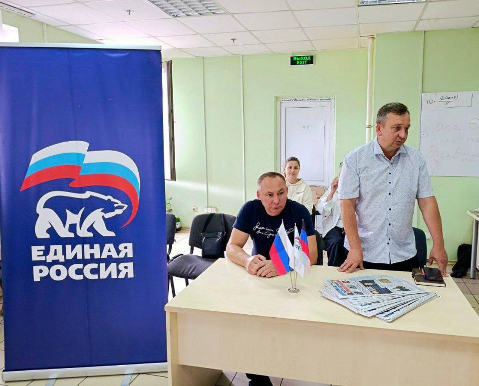 Сегодня в рамках реализации проекта «Моя карьера с Единой Россией» Всероссийской политической партии «Единая Россия» руководитель Управы Буденновского внутригородского района Администрации городского округа Донецк Михаил... Сегодня в рамках реализации проекта «Моя карьера с Единой Россией» Всероссийской политической партии «Единая Россия» руководитель Управы Буденновского внутригородского района Администрации городского округа Донецк Михаил...