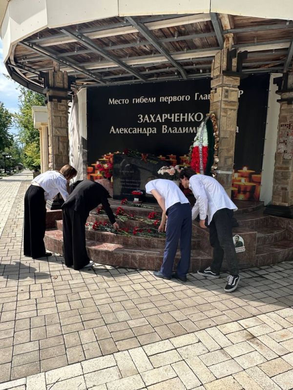 Ирина Энглези и активисты Донецкой академии транспорта почтили память первого Главы ДНР Александра Захарченко Ирина Энглези и активисты Донецкой академии транспорта почтили память первого Главы ДНР Александра Захарченко