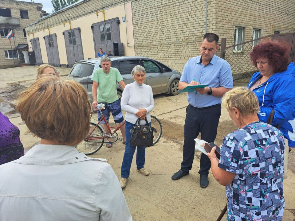 26 июня депутат Дебальцевского городского совета Донецкой Народной Республики первого созыва Шворнев Александр Михайлович при участии сотрудников Светлодарского территориального отдела администрации городского округа... 26 июня депутат Дебальцевского городского совета Донецкой Народной Республики первого созыва Шворнев Александр Михайлович при участии сотрудников Светлодарского территориального отдела администрации городского округа...
