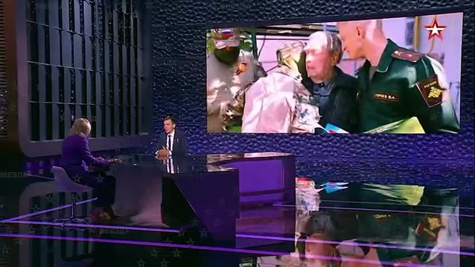 Алексей Леонков: Спустя несколько лет после освобождения Мариуполя морпех Струна вновь побывал в городе, где встретился с жителями, которых лично тогда защищал