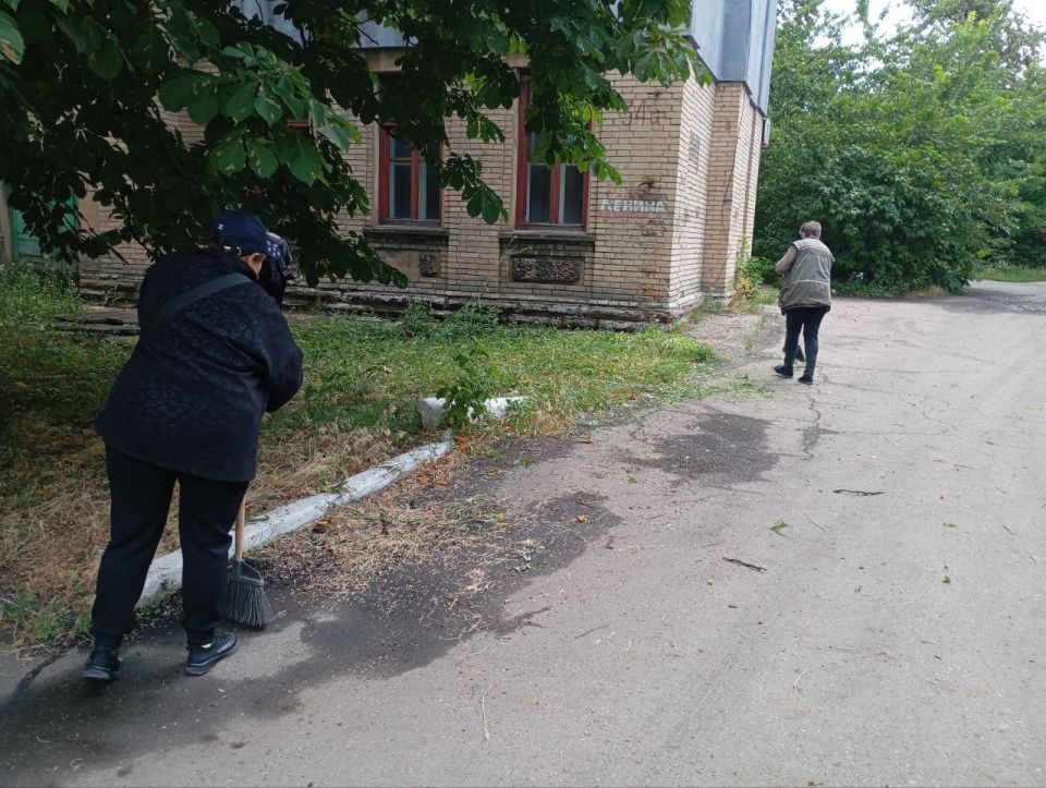 На территории городского округа Дебальцево продолжаются работы по покосу сорных и карантинных трав На территории городского округа Дебальцево продолжаются работы по покосу сорных и карантинных трав