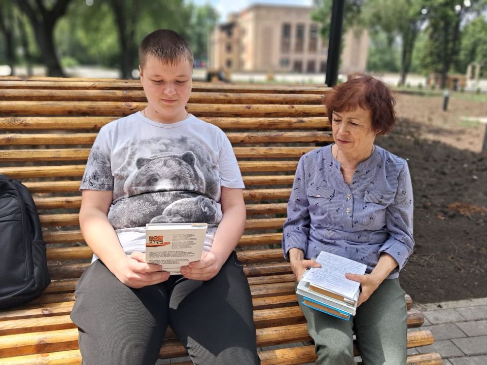 Ко Дню молодежи России, который в этом году отмечается 28 июня, а также в помощь подросткам в выборе профессии, библиотекарем юношеского абонемента центральной городской библиотеки на улицах города проведена... Ко Дню молодежи России, который в этом году отмечается 28 июня, а также в помощь подросткам в выборе профессии, библиотекарем юношеского абонемента центральной городской библиотеки на улицах города проведена...