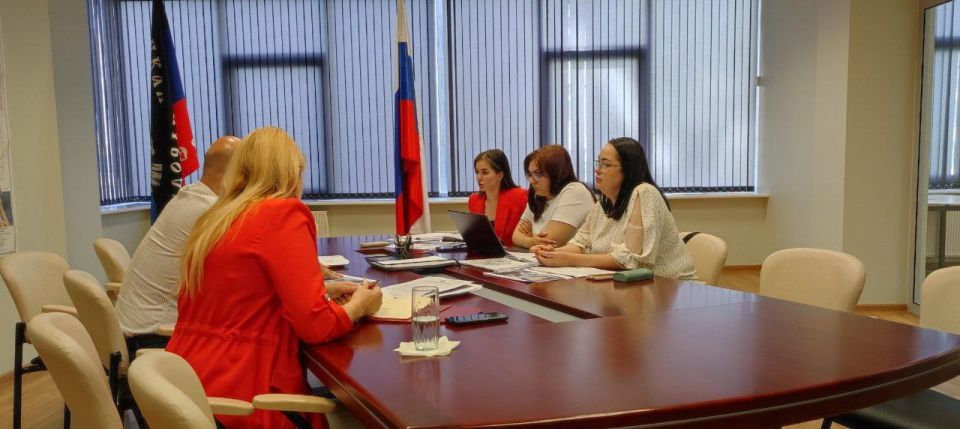 Министр промышленности и торговли Гурген Малхасян провёл совещание с представителями Корпорации развития Донбасса, посвящённое подготовке к Международной промышленной выставке «ИННОПРОМ-2025» Министр промышленности и торговли Гурген Малхасян провёл совещание с представителями Корпорации развития Донбасса, посвящённое подготовке к Международной промышленной выставке «ИННОПРОМ-2025»