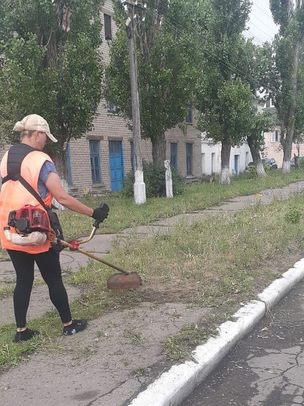 Коммунальщики Снежного продолжают благоустраивать территории общего пользования Коммунальщики Снежного продолжают благоустраивать территории общего пользования