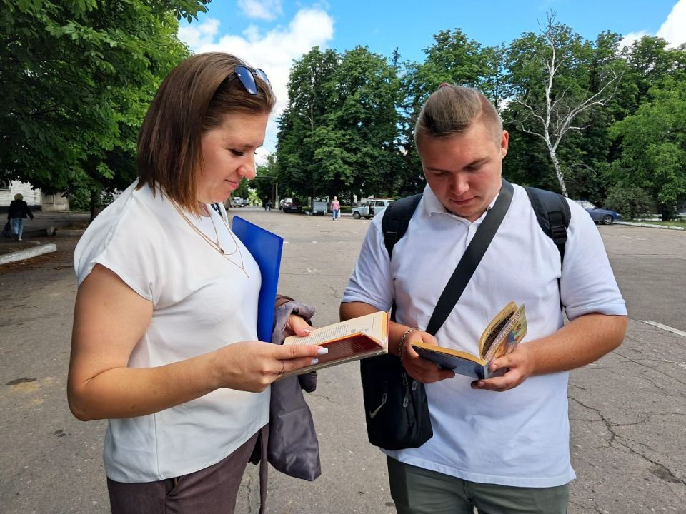 Ко Дню молодежи России, который в этом году отмечается 28 июня, а также в помощь подросткам в выборе профессии, библиотекарем юношеского абонемента центральной городской библиотеки на улицах города проведена... Ко Дню молодежи России, который в этом году отмечается 28 июня, а также в помощь подросткам в выборе профессии, библиотекарем юношеского абонемента центральной городской библиотеки на улицах города проведена...