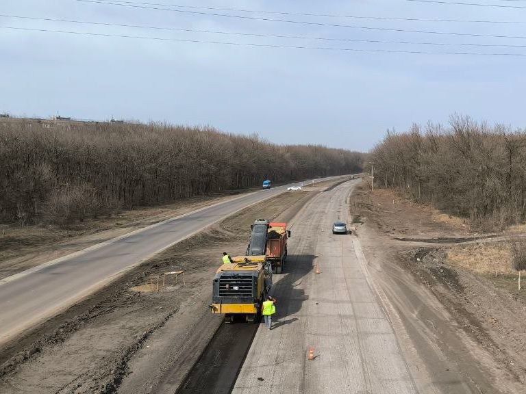 По программе ГК "Автодор" 2025 года план по укладке верхнего слоя асфальта в ДНР выполнен более чем на 50% По программе ГК "Автодор" 2025 года план по укладке верхнего слоя асфальта в ДНР выполнен более чем на 50%