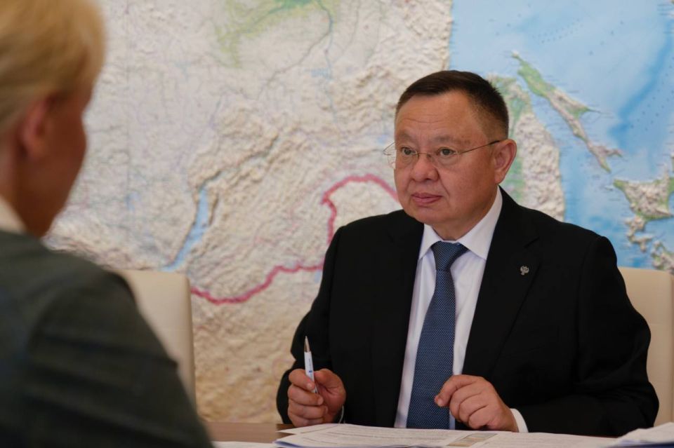 Министр строительства и ЖКХ РФ Ирек Файзуллин провел рабочую встречу с врио губернатора Еврейской автономной области Марией Костюк Министр строительства и ЖКХ РФ Ирек Файзуллин провел рабочую встречу с врио губернатора Еврейской автономной области Марией Костюк