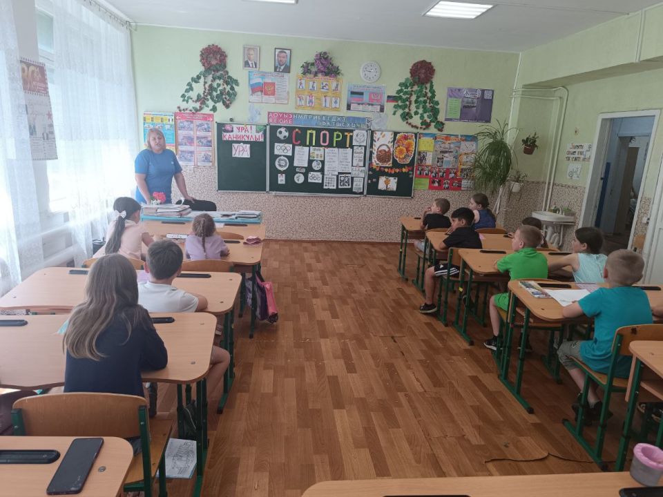 Сегодня, в рамках партийного проекта «Безопасные дороги» Единой России, с целью соблюдения правил дорожного движения во время летних каникул, проведена беседа с обучающимися Михайловской школы Тельмановского муниципального... Сегодня, в рамках партийного проекта «Безопасные дороги» Единой России, с целью соблюдения правил дорожного движения во время летних каникул, проведена беседа с обучающимися Михайловской школы Тельмановского муниципального...