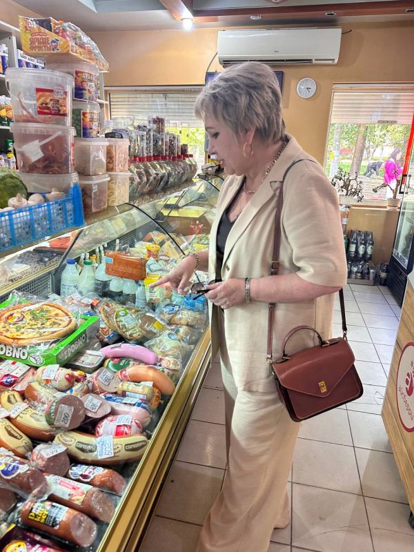 Елена Рязанцева: В Пролетарском внутригородском районе города Донецка представители Народного контроля совместно с депутатом Донецкого городского совета Ириной Глыбовской провели плановый рейд по соблюдению правил торговли... Елена Рязанцева: В Пролетарском внутригородском районе города Донецка представители Народного контроля совместно с депутатом Донецкого городского совета Ириной Глыбовской провели плановый рейд по соблюдению правил торговли...