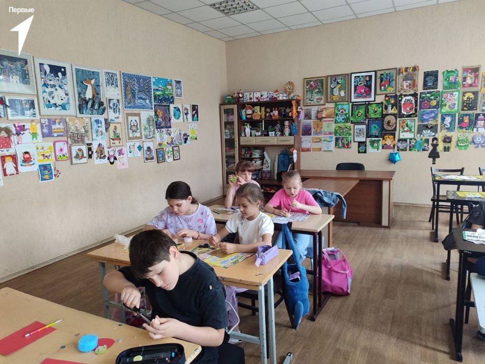 Мастер-класс от Первых. В Центре Детского и Юношеского Творчества Первые из женского волонтерского отряда провели замечательный мастер-класс, в рамках которого дети окунулись в мир красок, бумаги и фантазии Мастер-класс от Первых. В Центре Детского и Юношеского Творчества Первые из женского волонтерского отряда провели замечательный мастер-класс, в рамках которого дети окунулись в мир красок, бумаги и фантазии