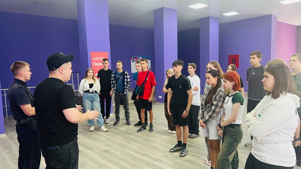 В рамках акции "Время НЕзависимых" сотрудники отделения по контролю за оборотом наркотиков ОМВД "Торезский" провели профилактическую беседу для активистов "Движение первых", которая была посвящена важности осведомленности о... В рамках акции "Время НЕзависимых" сотрудники отделения по контролю за оборотом наркотиков ОМВД "Торезский" провели профилактическую беседу для активистов "Движение первых", которая была посвящена важности осведомленности о...
