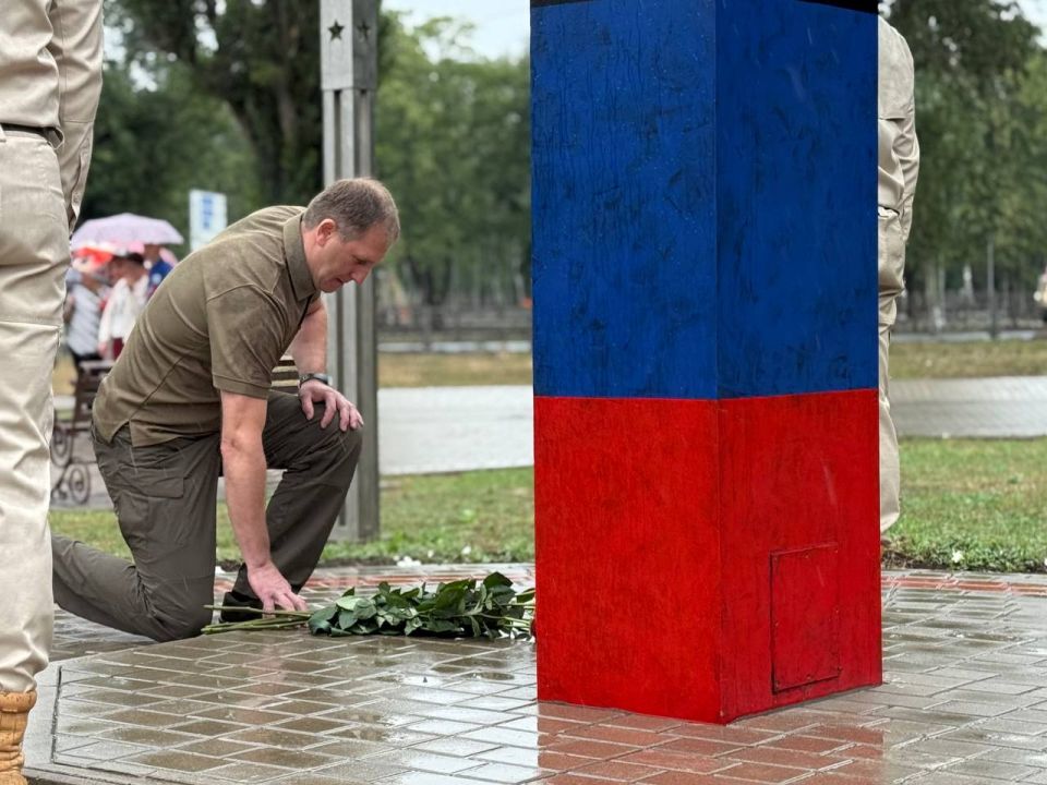 Александр Шатов: В Шахтерске состоялось памятное мероприятие с возложением цветов, посвященное Дню Рождения первого Главы Донецкой Народной Республики Александр Шатов: В Шахтерске состоялось памятное мероприятие с возложением цветов, посвященное Дню Рождения первого Главы Донецкой Народной Республики