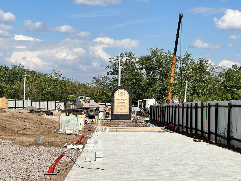 Николай Овсиенко и Владимир Ежиков проинспектировали ход возведения мемориала на "Донецком море" Николай Овсиенко и Владимир Ежиков проинспектировали ход возведения мемориала на "Донецком море"