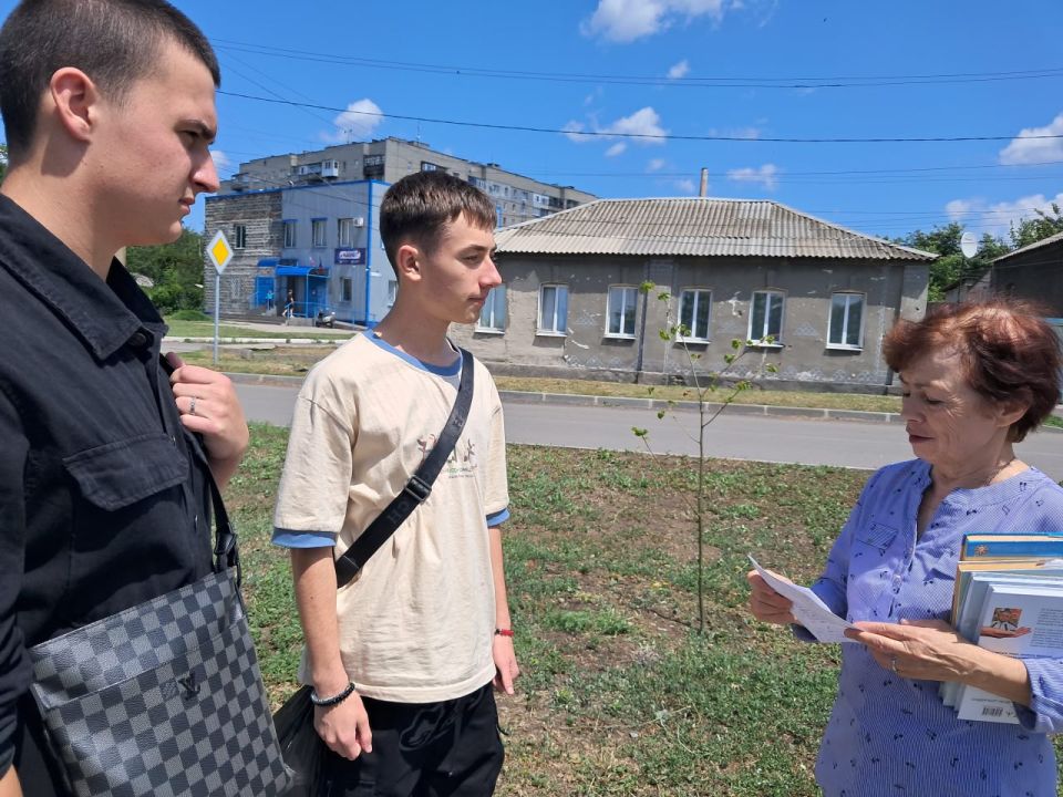 Ко Дню молодежи России, который в этом году отмечается 28 июня, а также в помощь подросткам в выборе профессии, библиотекарем юношеского абонемента центральной городской библиотеки на улицах города проведена... Ко Дню молодежи России, который в этом году отмечается 28 июня, а также в помощь подросткам в выборе профессии, библиотекарем юношеского абонемента центральной городской библиотеки на улицах города проведена...
