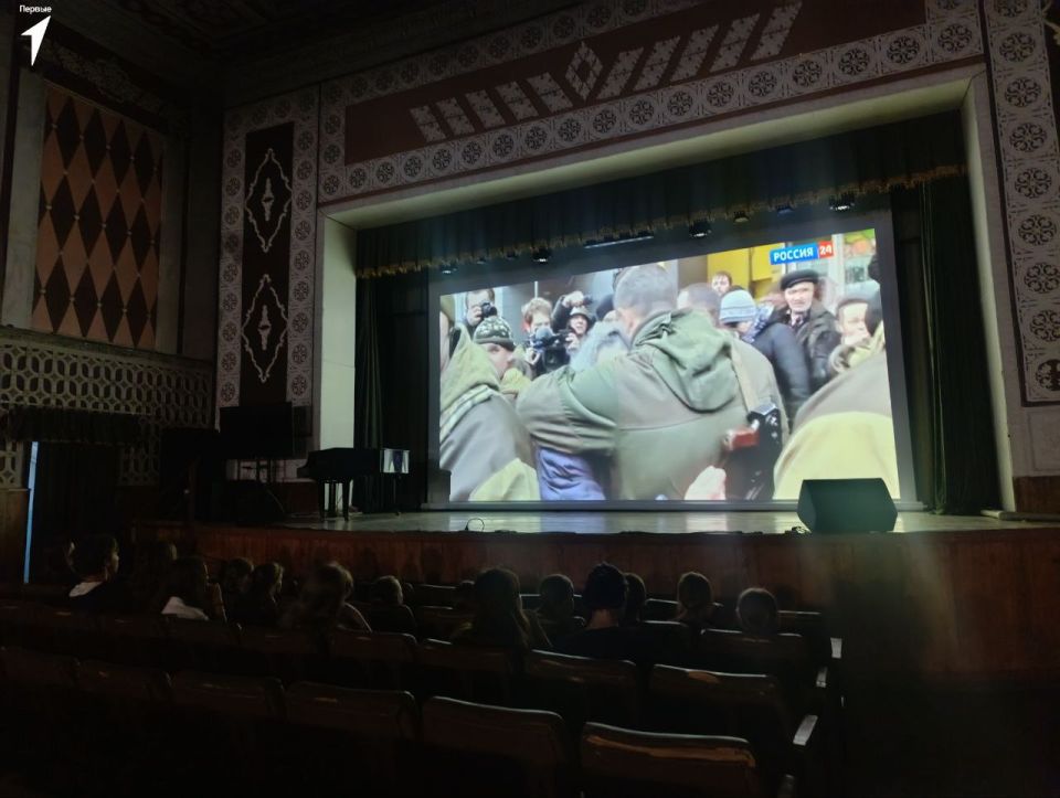 Всегда в сердце. Сегодня, в день рождения первого Главы Донецкой Народной Республики — Александра Владимировича Захарченко, состоялся показ документального фильма «Батя», посвящённого его жизни, подвигу и памяти Всегда в сердце. Сегодня, в день рождения первого Главы Донецкой Народной Республики — Александра Владимировича Захарченко, состоялся показ документального фильма «Батя», посвящённого его жизни, подвигу и памяти