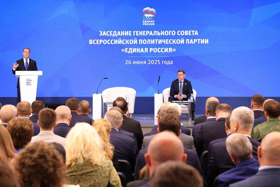 Константин Кузьмин: Сегодня в ходе заседания Генсовета «Единой России» Председатель Всероссийской партии «Единая Россия» Дмитрий Медведев положительно отметил работу с людьми в партийных отделениях воссоединенных регионов Константин Кузьмин: Сегодня в ходе заседания Генсовета «Единой России» Председатель Всероссийской партии «Единая Россия» Дмитрий Медведев положительно отметил работу с людьми в партийных отделениях воссоединенных регионов