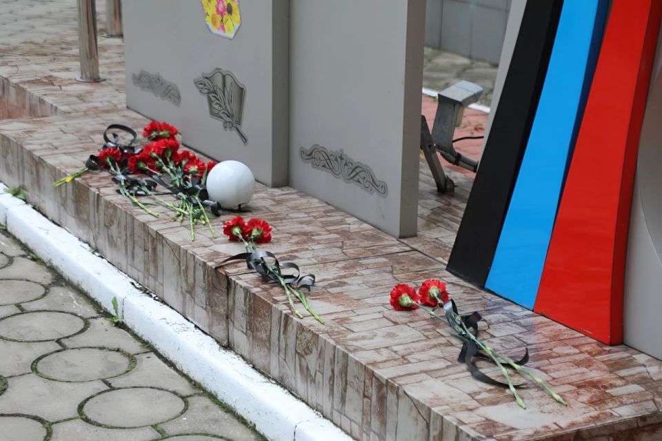 Члены Общественной палаты ДНР Никита Нарыжный, Елена Молчанова и Анна Киричук почтили память первого Главы ДНР Александра Захарченко Члены Общественной палаты ДНР Никита Нарыжный, Елена Молчанова и Анна Киричук почтили память первого Главы ДНР Александра Захарченко