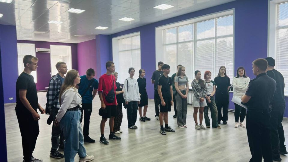 В рамках акции "Время НЕзависимых" сотрудники отделения по контролю за оборотом наркотиков ОМВД "Торезский" провели профилактическую беседу для активистов "Движение первых", которая была посвящена важности осведомленности о... В рамках акции "Время НЕзависимых" сотрудники отделения по контролю за оборотом наркотиков ОМВД "Торезский" провели профилактическую беседу для активистов "Движение первых", которая была посвящена важности осведомленности о...