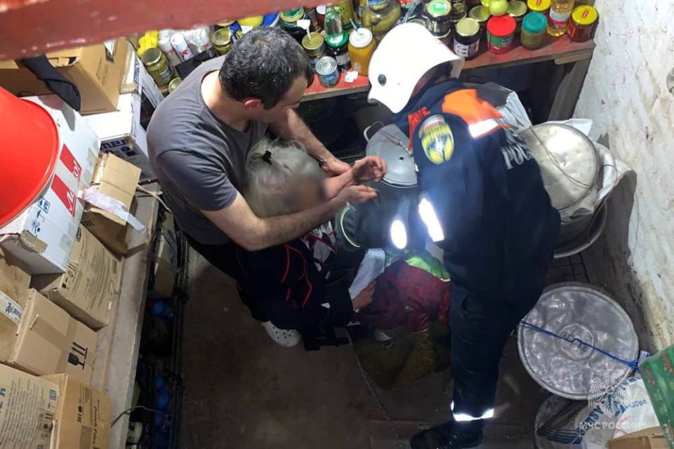 Сотрудники МЧС России оказали помощь 82-летней жительнице Мариуполя Сотрудники МЧС России оказали помощь 82-летней жительнице Мариуполя