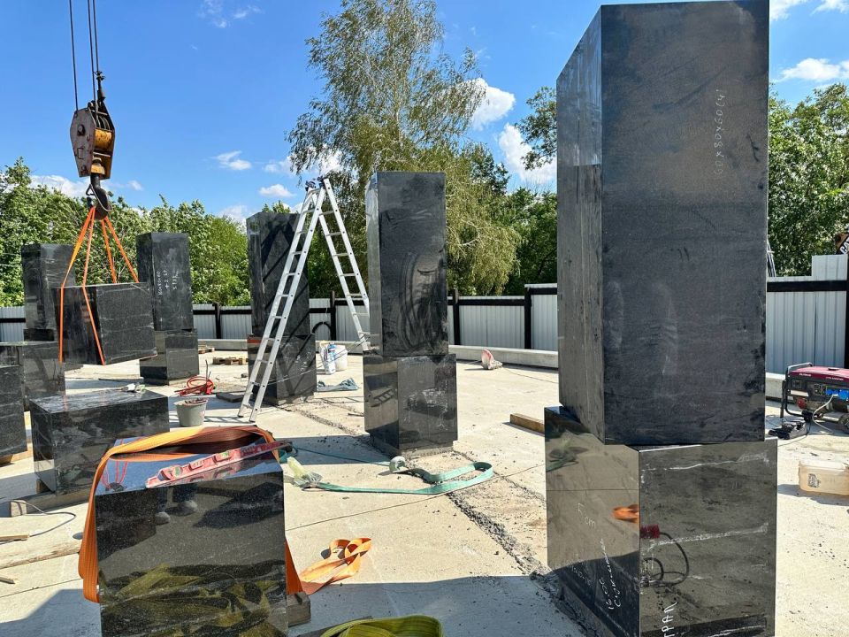 Николай Овсиенко и Владимир Ежиков проинспектировали ход возведения мемориала на "Донецком море" Николай Овсиенко и Владимир Ежиков проинспектировали ход возведения мемориала на "Донецком море"