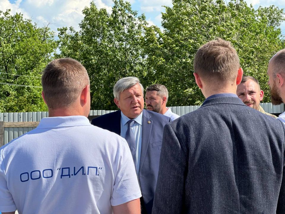 Николай Овсиенко и Владимир Ежиков проинспектировали ход возведения мемориала на "Донецком море" Николай Овсиенко и Владимир Ежиков проинспектировали ход возведения мемориала на "Донецком море"