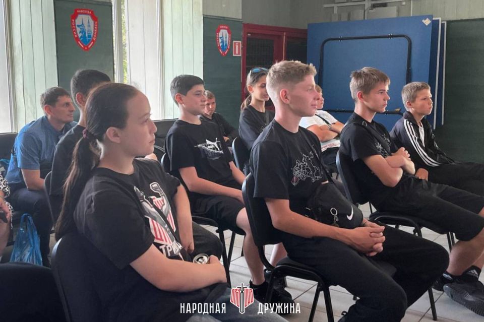 Память о герое жива!. В день рождения Первого Главы Донецкой Народной Республики Александра Захарченко дружинники Мангушского муниципального округа организовали показ фильма, посвящённого его жизни, подвигам и вкладу в... Память о герое жива!. В день рождения Первого Главы Донецкой Народной Республики Александра Захарченко дружинники Мангушского муниципального округа организовали показ фильма, посвящённого его жизни, подвигам и вкладу в...