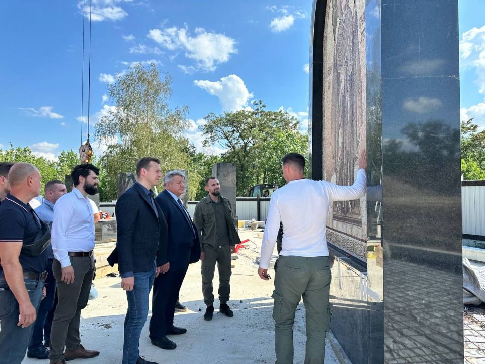 Николай Овсиенко и Владимир Ежиков проинспектировали ход возведения мемориала на "Донецком море" Николай Овсиенко и Владимир Ежиков проинспектировали ход возведения мемориала на "Донецком море"