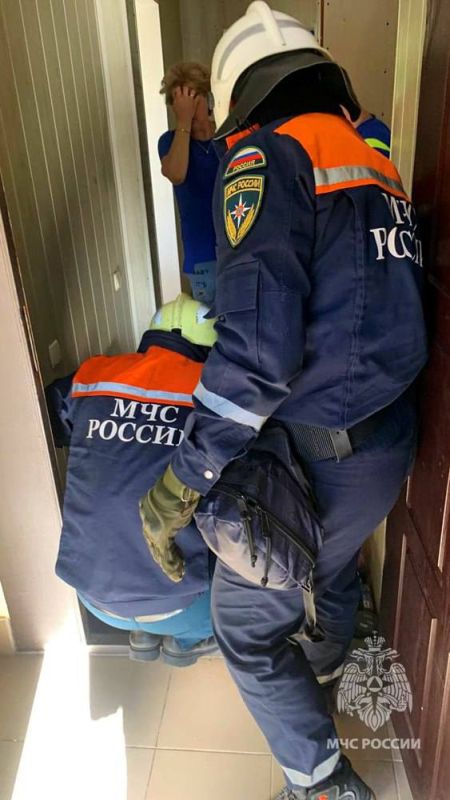Сотрудники МЧС России оказали помощь 82-летней жительнице Мариуполя Сотрудники МЧС России оказали помощь 82-летней жительнице Мариуполя