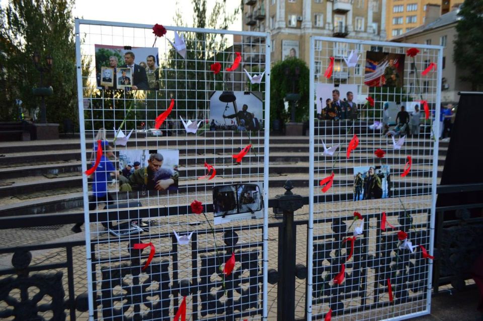 «Он для нас был и остается настоящим примером»: В Донецке возложили цветы к месту гибели Александра Захарченко «Он для нас был и остается настоящим примером»: В Донецке возложили цветы к месту гибели Александра Захарченко