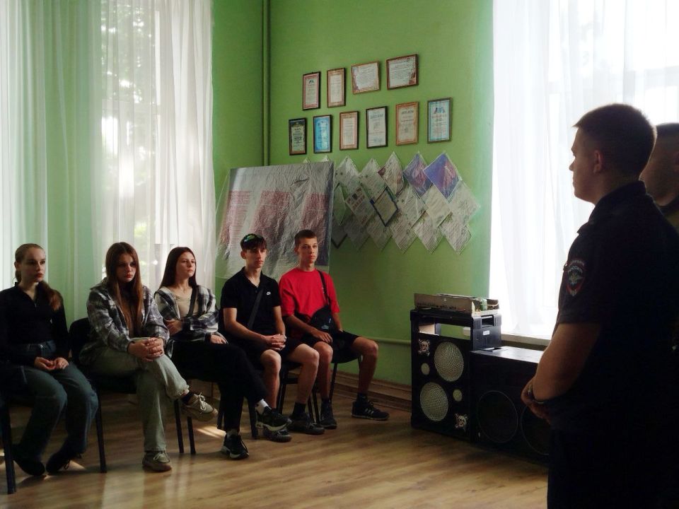 В рамках общероссийской акции Время НЕзависимых, приуроченной к Международному дню борьбы с наркотиками, сотрудники отделения по контролю за оборотом наркотиков ОМВД "Торезский" провели профилактическую беседу для активистов... В рамках общероссийской акции Время НЕзависимых, приуроченной к Международному дню борьбы с наркотиками, сотрудники отделения по контролю за оборотом наркотиков ОМВД "Торезский" провели профилактическую беседу для активистов...