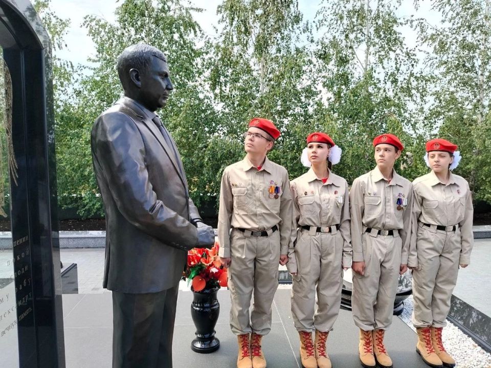 МЫ ПОМНИМ. Рудницкий Иван, Ручий Лилия, Рудницкий Богдан, Михайлик Елизавета, юнармейцы г.о. Макеевка, накануне 26 июня почтили память первого Главы ДНР Александра Владимировича Захарченко возложением цветов МЫ ПОМНИМ. Рудницкий Иван, Ручий Лилия, Рудницкий Богдан, Михайлик Елизавета, юнармейцы г.о. Макеевка, накануне 26 июня почтили память первого Главы ДНР Александра Владимировича Захарченко возложением цветов