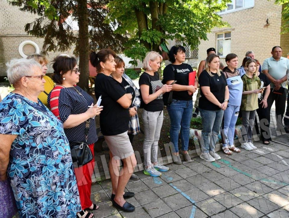 Глава Донецка провел встречу с жителями поселка Александровка под Марьинкой Глава Донецка провел встречу с жителями поселка Александровка под Марьинкой