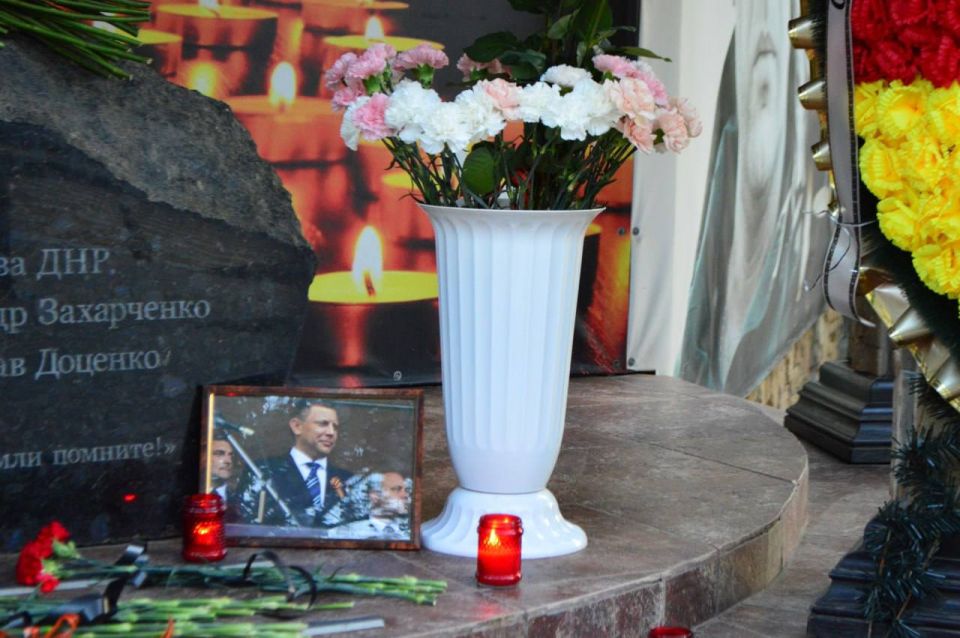 «Он для нас был и остается настоящим примером»: В Донецке возложили цветы к месту гибели Александра Захарченко «Он для нас был и остается настоящим примером»: В Донецке возложили цветы к месту гибели Александра Захарченко