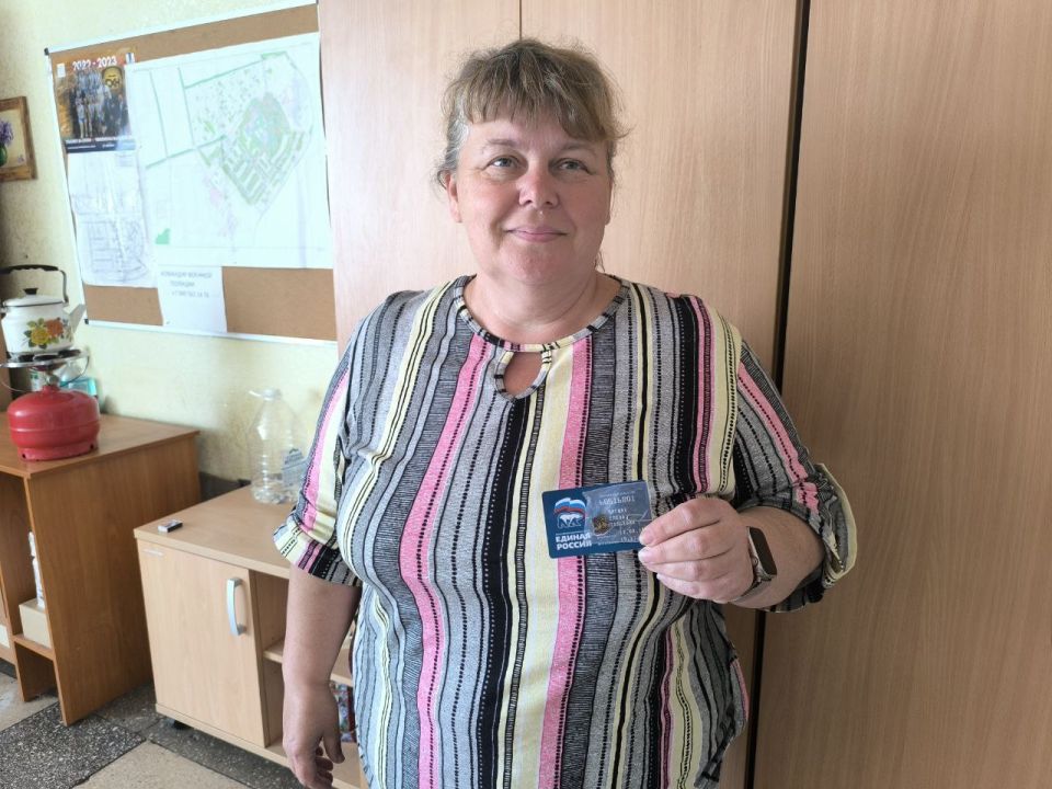 В поселке Новолуганское новые члены Всероссийской политической партии «Единая Россия» получили членские билеты В поселке Новолуганское новые члены Всероссийской политической партии «Единая Россия» получили членские билеты