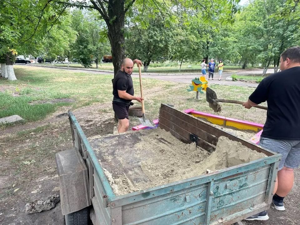В Докучаевске местные депутаты оказывают помощь жителям В Докучаевске местные депутаты оказывают помощь жителям