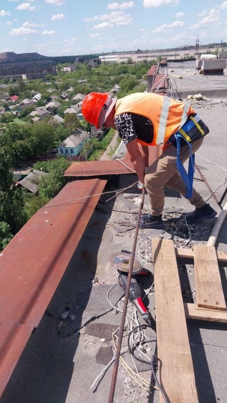 Подрядчики Нижегородской области продолжают ремонт крыш домов в Харцызске Подрядчики Нижегородской области продолжают ремонт крыш домов в Харцызске