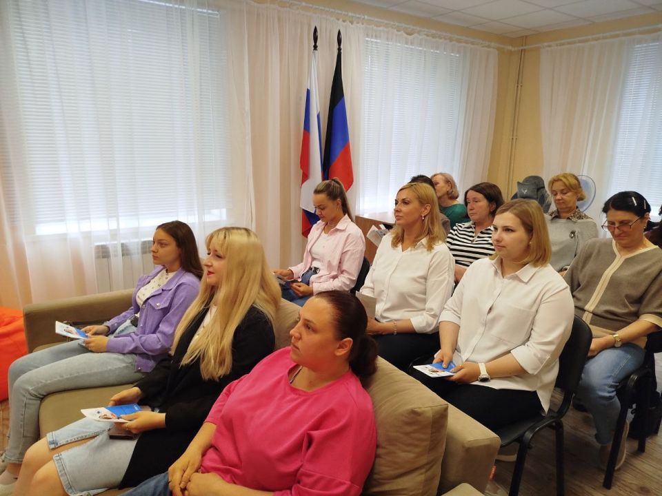 Федеральный этап Всероссийской ярмарки трудоустройства «Работа России. Время возможностей» стартовал в Дебальцевском городском центре занятости с очень насыщенной программы Федеральный этап Всероссийской ярмарки трудоустройства «Работа России. Время возможностей» стартовал в Дебальцевском городском центре занятости с очень насыщенной программы
