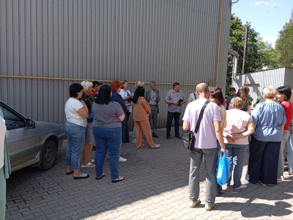 Игорь Мартынов: Встречи с населением. 27 июня заместитель главы администрации муниципального образования городского округа Енакиево Игорь Витрук провел выездные встречи с населением на подведомственной территории по адресам:... Игорь Мартынов: Встречи с населением. 27 июня заместитель главы администрации муниципального образования городского округа Енакиево Игорь Витрук провел выездные встречи с населением на подведомственной территории по адресам:...