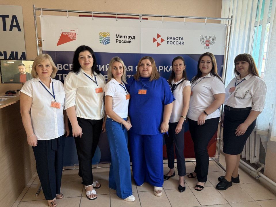 27 июня, в центре занятости Докучаевска, координатор проекта «Моя карьера с Единой Россией» Партии «Единая Россия», управляющий делами администрации городского округа Докучаевск Анна Будиль приняла участие во Всероссийской... 27 июня, в центре занятости Докучаевска, координатор проекта «Моя карьера с Единой Россией» Партии «Единая Россия», управляющий делами администрации городского округа Докучаевск Анна Будиль приняла участие во Всероссийской...